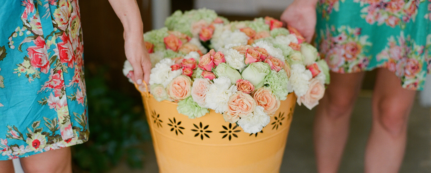Dallas photographer, captures bridesmaids with roses on film.