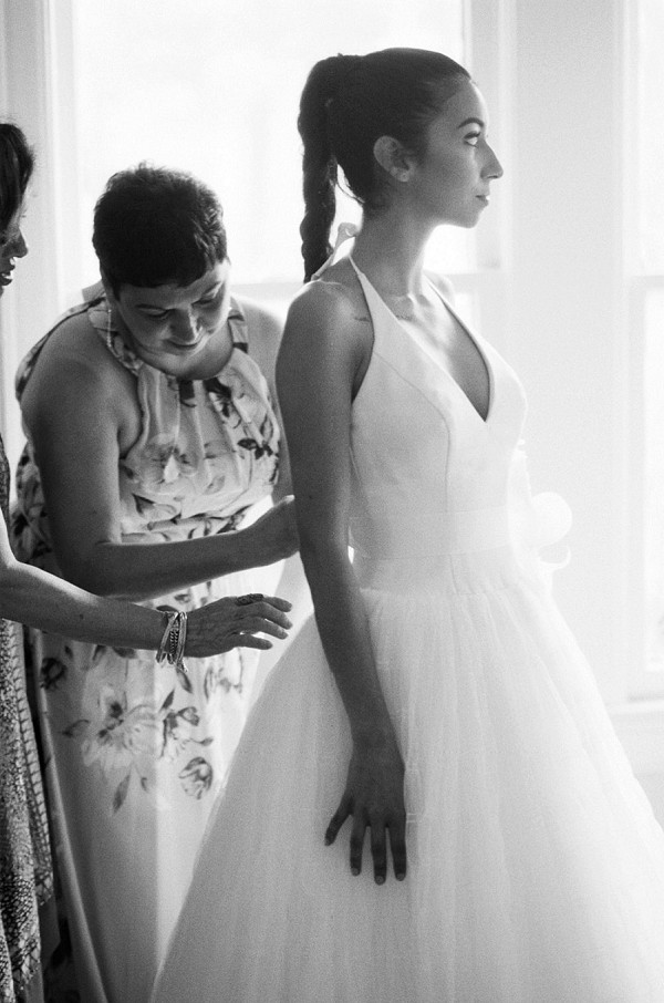 Dallas bride getting ready by Jenny McCann.